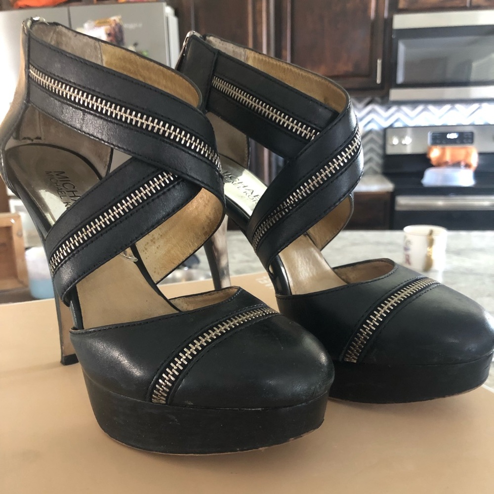 MICHAEL KORS black close toed heels